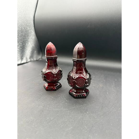 Set Of Two 1978 Avon Ruby Red Glass Cape Cod Salt & Pepper Shakers4.5" - Picture 3 of 8
